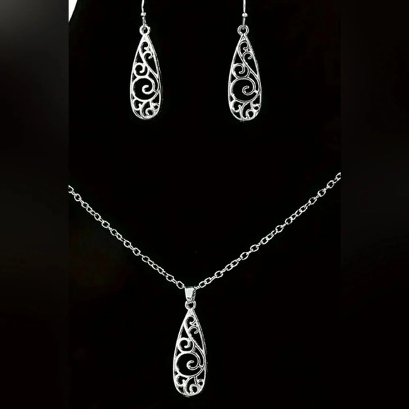 NWOT Exquisite Hollow Water Drop Necklace and Earrings - Picture 2 of 3
